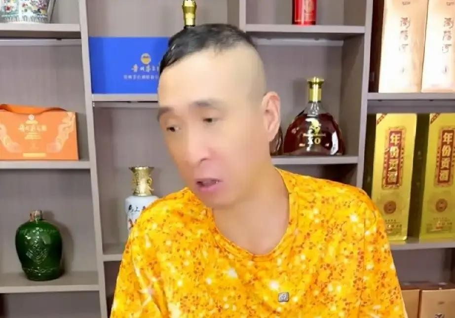 这年头明星带货翻车，背锅的怎么永远是“底下工人调错配方”

昨天“条子”在直播间里聊起“广坤”卖酸菜出大洋相的事，几句话就把直播带货圈那点遮羞布给掀了，不过听着听着，这味儿就不太对了

咱们先看看“条子”是怎么倒苦水的

他说厂家找上门的时候，那嘴皮子利索得能把死人说活，拍着胸脯保证东西绝对靠谱
