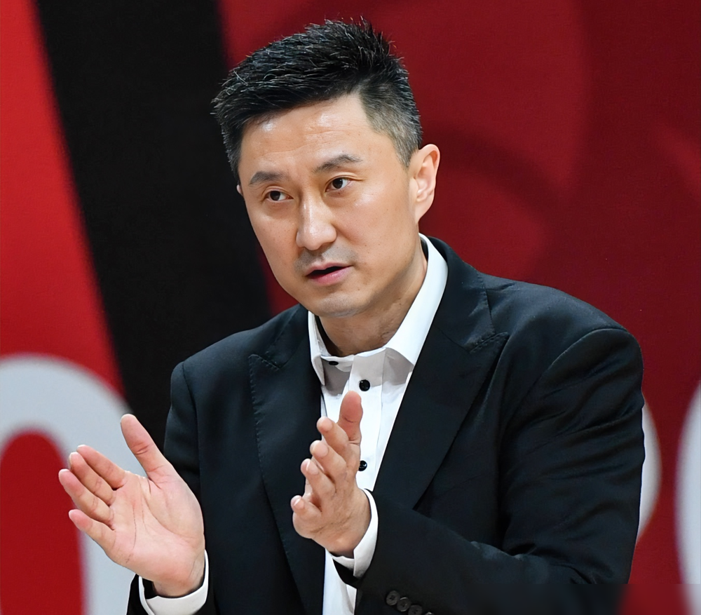 别再骂胡明轩了，真相扎心。他根本不是状态下滑，而是膝盖快废了，拖着一条...