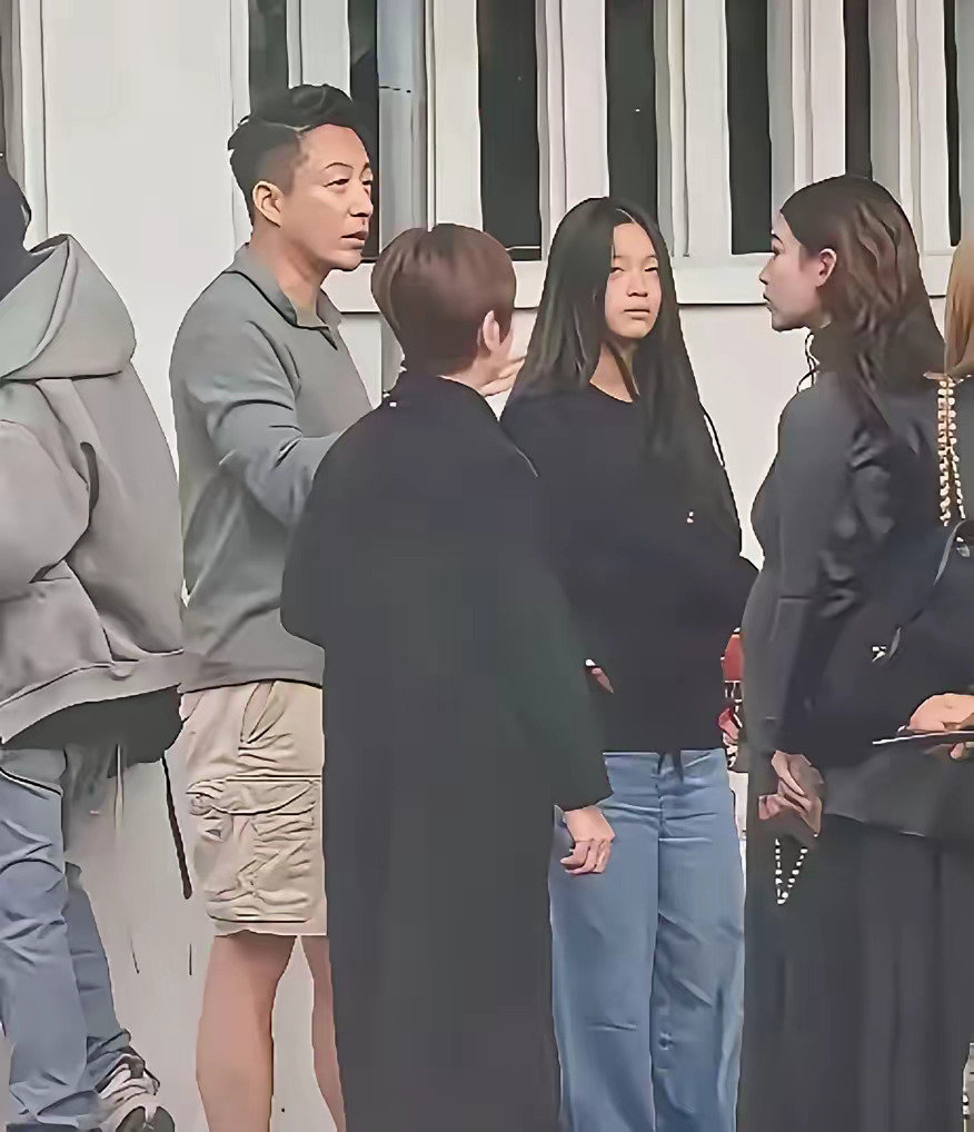 对玥儿有点失望了，这次是真没希望进娱乐圈了，之前一直都没有真正露出过正脸，这次仔细一看，除了头发像大S，五官就是一个女版汪小菲。 ​