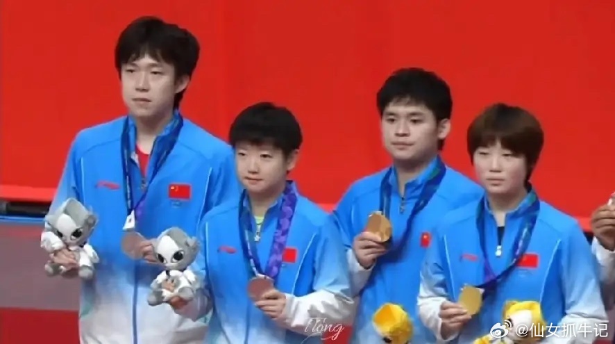 #如何评价国乒在亚运会的表现#
2026国乒以6金3银1团收官；
1、女团冠军
2、女单冠、亚军
3、女双冠军
4、混双冠、亚军
5、男单冠、亚军
6、男双冠军、季军

成绩非常好 成就了三个“三冠王”，
林诗栋：男单、男双、混双
蒯曼：女双、混双、女团
王曼昱：女单、女双、女团

栋曼组合4-0莎头组合，我不 ​