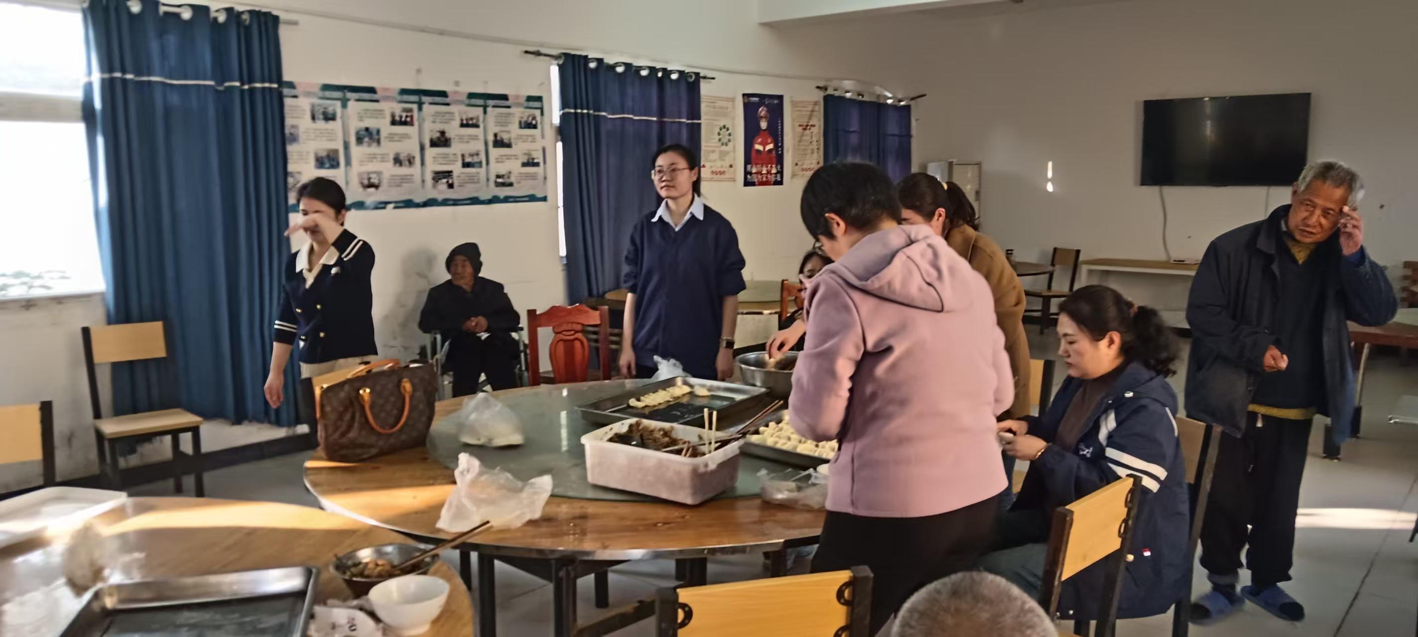 在圆桌的搪瓷盘上摆满了刚包好的饺子，——盘里是香喷喷肉馅，，迎面而来...