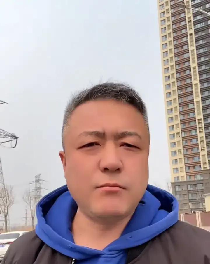 “晚安”这手势真邪门。上海主场对着徐杰喊，能把人喊“破防”。  赢了球...