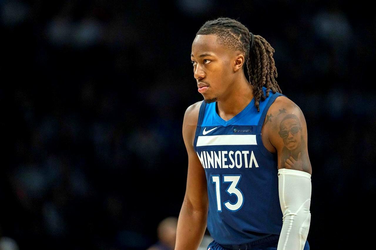 火箭队总经理斯通可能有点懵。    当初公牛队要价塔里·伊森换阿约·道...