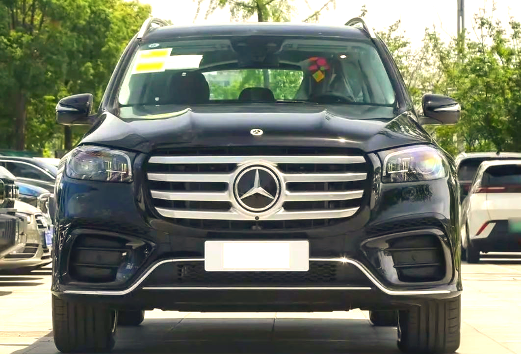 作为曾经的奔驰百万级豪华SUV，GLS这几年销量确实断崖式缩水，销量逐月下滑，26年8月份，GLS来到了历史最低销量，300台，7月份好歹还有332台。
销量下滑，原因也是老生常谈。
现款GLS相较老款，减配不少，新增的“经典版”，将3.0T换成2.5T，低速跟车动力响应明显变慢，油耗反而比过去3.
