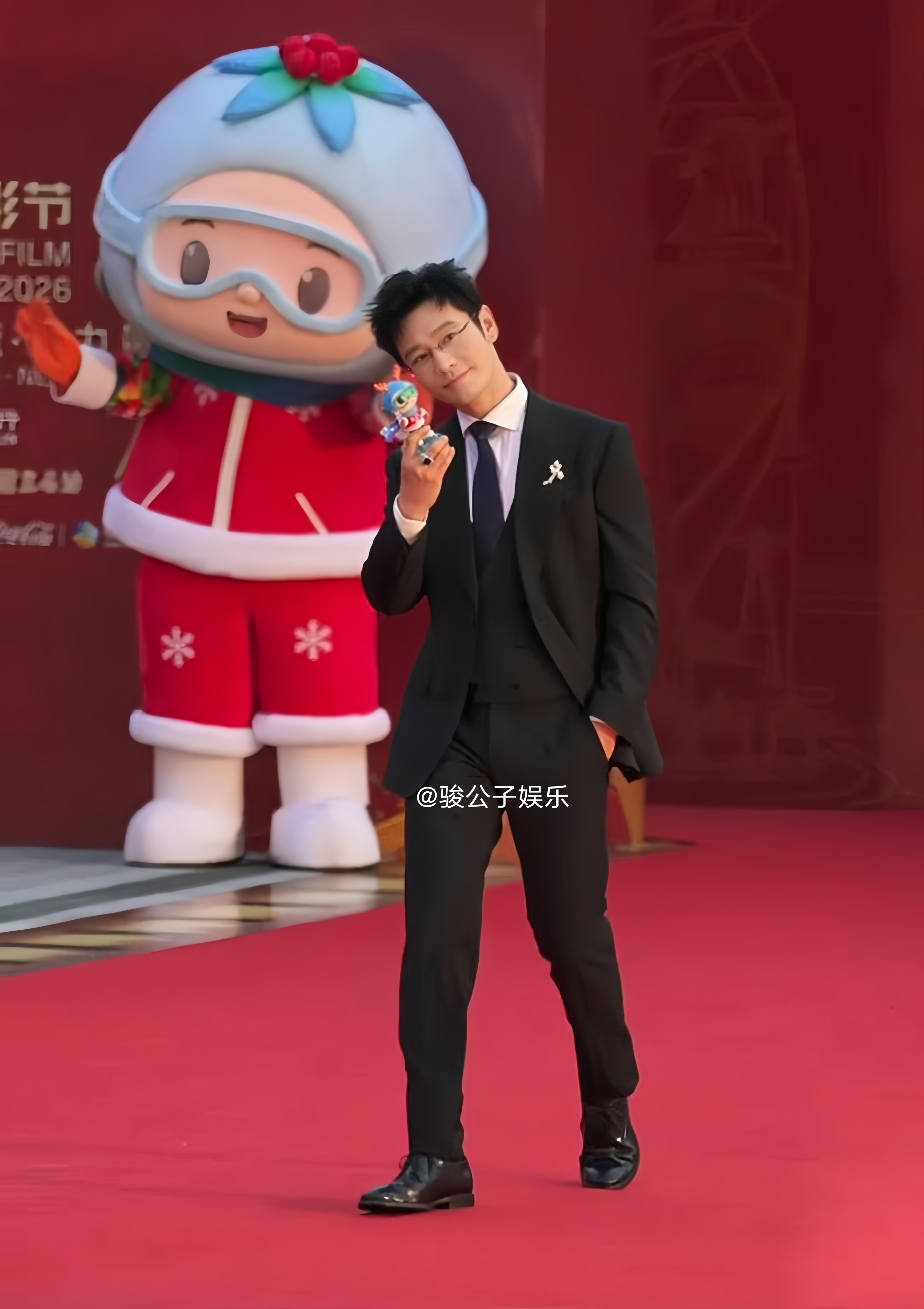 48岁黄晓明亮相21届长春电影节开幕红毯，身穿经典黑色西服套装，内搭白衬衫和深色领带，佩戴细框眼镜增添斯文儒雅气质，整个人沉稳利落，状态松弛、气场成熟。