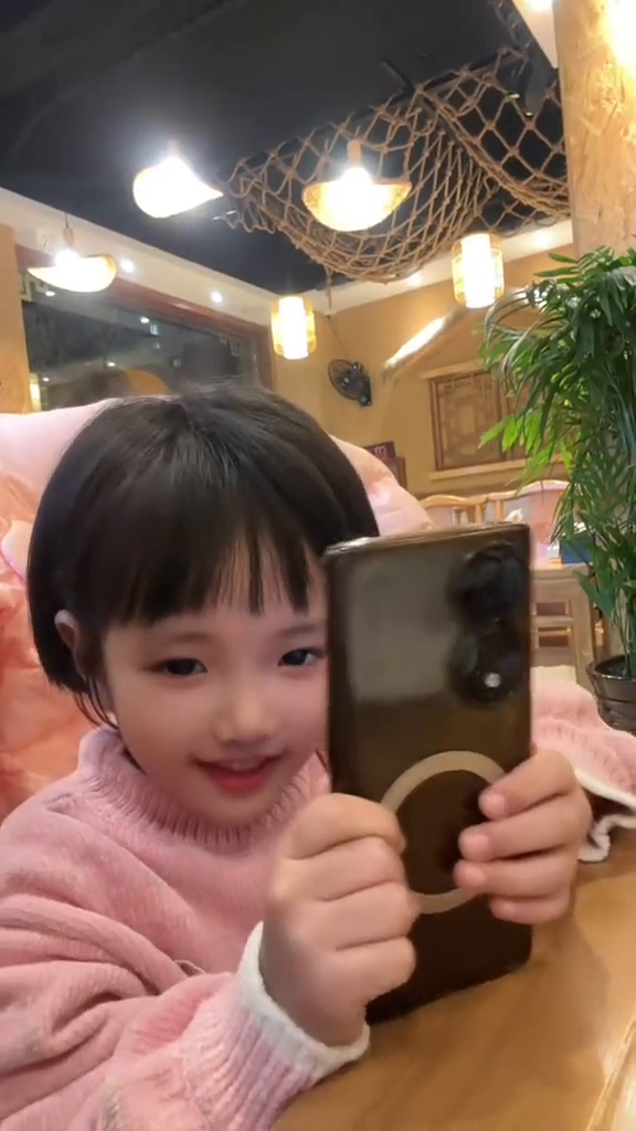 妩媚动人的小美女，可会撒娇呢[飞吻]