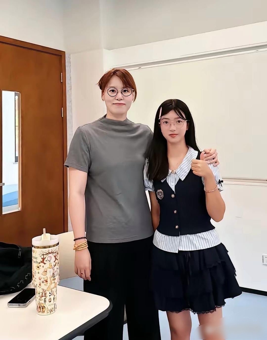 傅园慧已经入职浙大当老师，张家齐还在直播间卖货。 ​