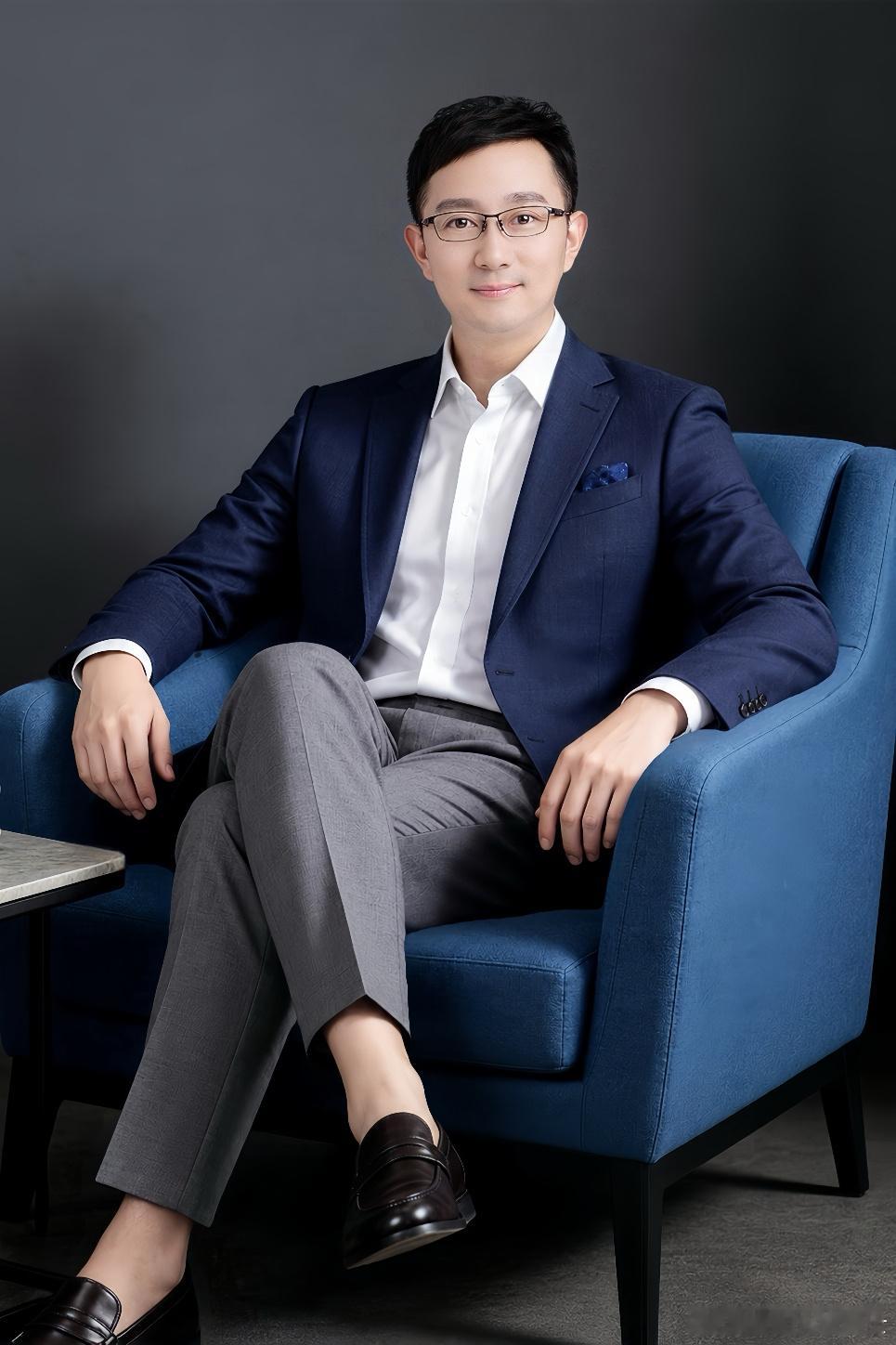 【GPT-6真正改变的，不是答案，而是工作方式】

近日GPT-6 Astra发布后，最热闹的词依然是“AGI”。但我更在意的，反而不是它是不是AGI。

因为这次真正值得警惕的变化，是AI正在从“会回答”，走向“会把事情做完”。

过去，我们让AI写一段话、改一页PPT、查一份资料，本质上还是“你走一步，它帮一 ​