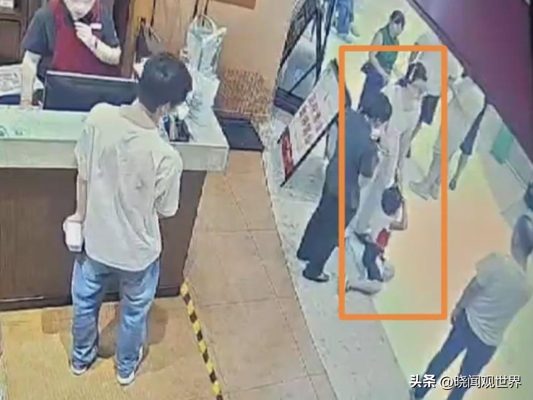 4岁男童无意触碰旁人事件，过度维权引发舆论热议

大家刷到这个事情了吗？说的就是最近长沙餐厅里那起4岁男童被指摸臀的公共事件。

第1，从流出的完整监控能看出来，当时餐厅通道窄人又多，男童跑着往外走，是没站稳不小心碰到女子臀部，没有刻意触摸的动作。

第2，涉事女子本身就是自媒体从业者，前后发了8条