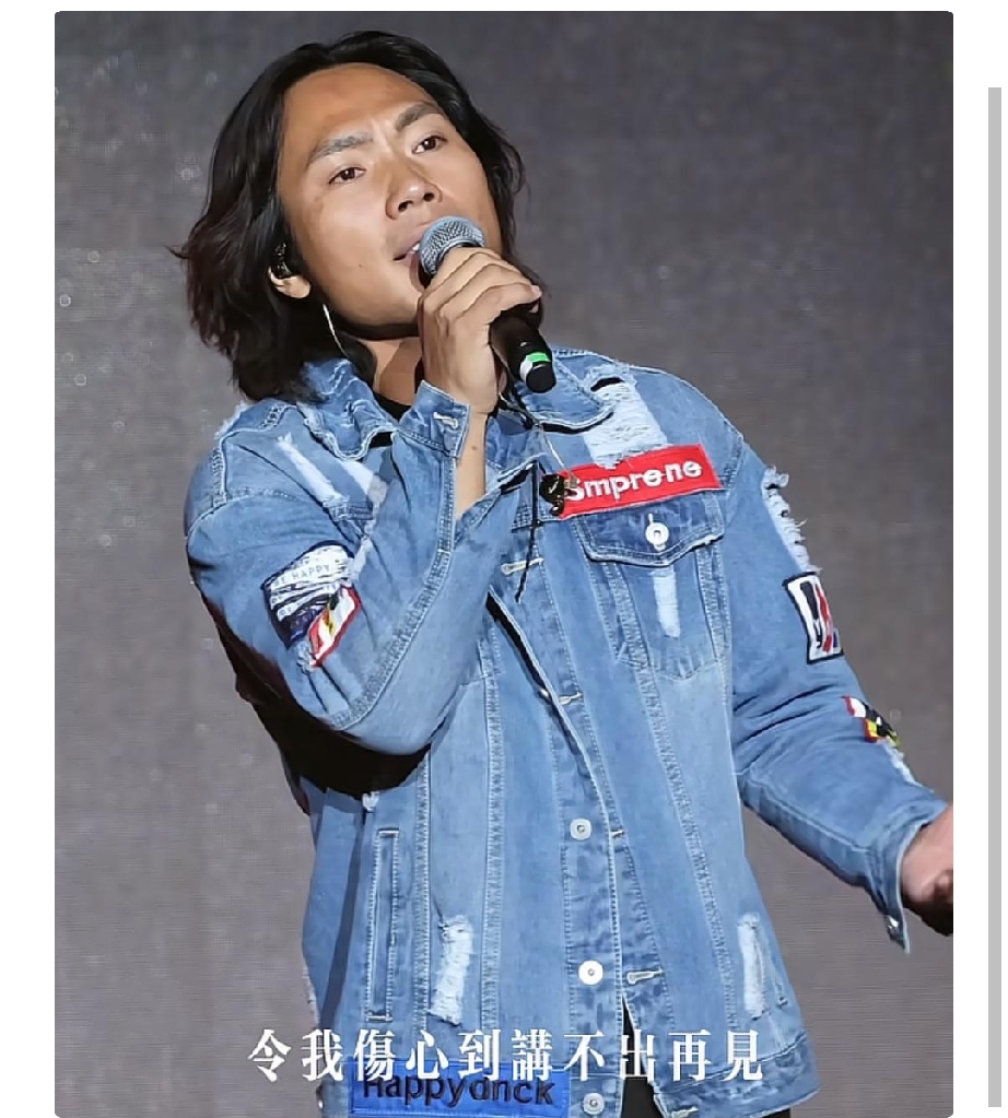 三万人的舞台，他一个人扛了两个小时！
谁能想到，一个买票进场准备听歌的普通人，最后竟然成了整场演出的主角？
这事儿说出来你可能都不信，可它偏偏就真实发生了。
事情的主角叫侯浪，一个名不见经传的草根歌手。那天他跟往常一样，买了张票，兴冲冲地赶到演唱会现场，满心欢喜就等着看偶像李克勤的表演。做梦都没料到