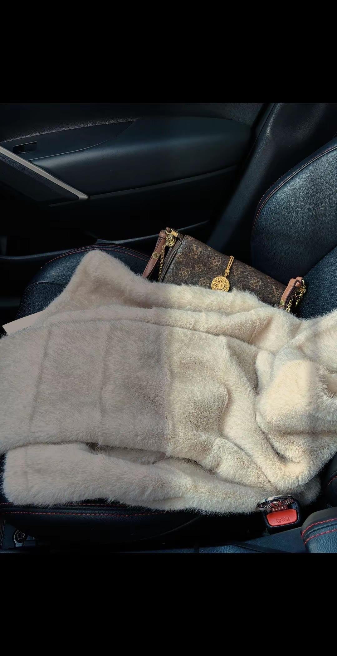 成熟女人的三大标志，买貂，买黄金，听凤凰传奇😍