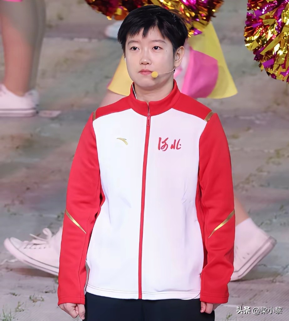 梁靖崑回唐山参加河北省运会开幕式，梁靖崑老婆带着孩子到现场看爸爸，结果儿子眼里只有孙颖莎。

妈妈用手机帮儿子找爸爸:“最左边那个人，看见了吗？”

儿子问:“看孙颖莎吗？”

妈妈又问:“看见了吗？”

儿子问:“有孙颖莎吗？”

妈妈说:“我问你看见爸爸了没有？”

儿子笑着说:“看见了，孙颖莎