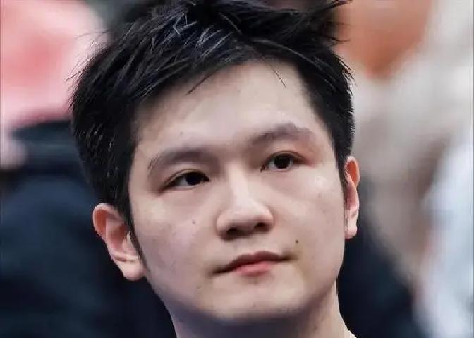 樊振东又一次公开表态了，这次依旧不是为了球场胜负，而是冲着那些无孔不入的镜头。
10月21日他发文直接亮明态度：别打着“喜欢”的幌子搞偷拍，更别以为晚几天发出来就不叫侵犯隐私。
“施诸己而不愿，亦勿施于人。”
把古话搬出来，话说得极度克制，但也足够硬气。
现实中有些人特别擅长道德绑架，镜头恨
