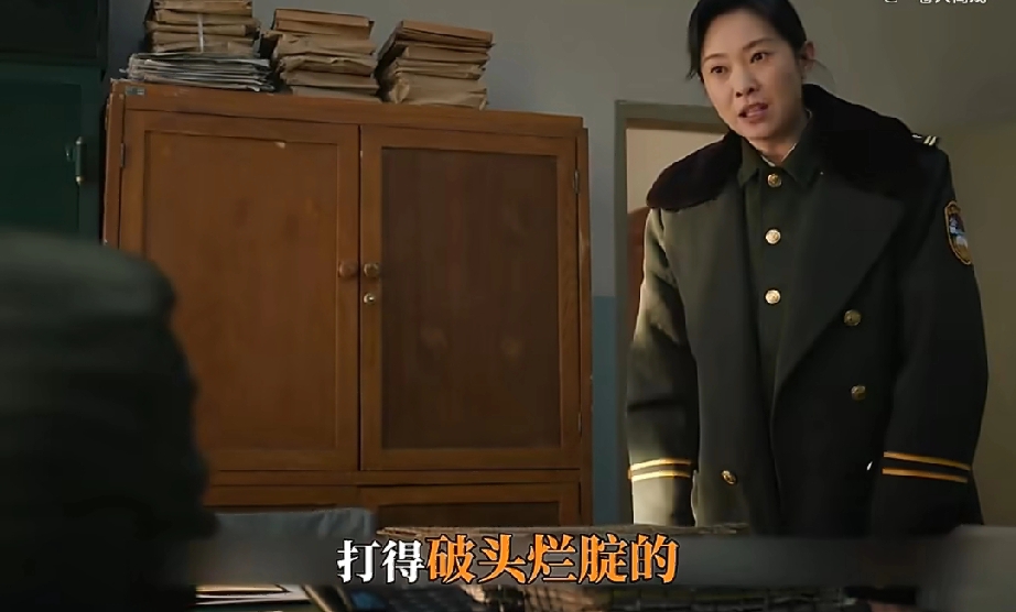 《余红旧事》刘娟这个角色，惨得最有尊严。

前夫把私生女往她手里一塞，单位出事让她顶包，查个案还能查到自家门槛上。
搁别的剧里，女主早该哭天抢地黑化了。她不。

陈红能发疯，刘阳能走极端，刘娟连崩溃都得挑时间。骂两句，把饭做了，日子接着过。

刀子嘴豆腐心这六个字，听着是夸人，细品全是委屈。翻译过来