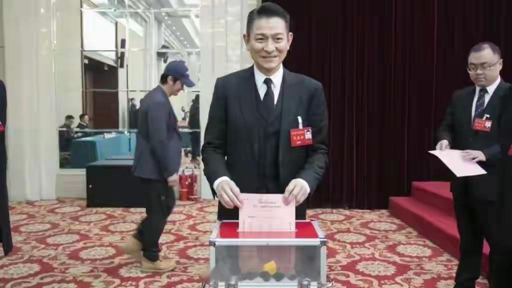 中国影协副主席刘德华先生“局里局气”，俺老刘也是体制内的人了。