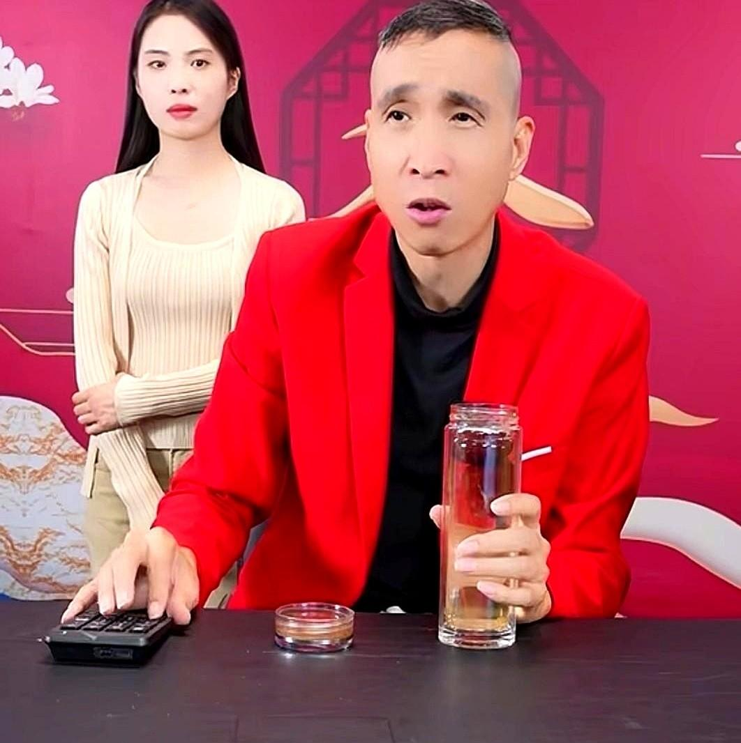 一句“让导演在门口跪着等我”，就把“相声界小学生”的谦卑人设砸了个稀碎！
2026年7月2日的那场直播，郭德纲聊起儿子郭麒麟拍戏三个月没回家，当着几万观众的面放话：“你让你们导演，在门口跪着等我。”事后他说这是玩笑，语境是在心疼儿子高温天拍戏。但韩兆——就是《杨光的快乐生活》里那个“条子”——后来在