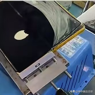 果然，什么时候都不要怀疑西药的治疗效果，不敢说药到病除，至少也是起死回生。
华为推出折叠屏的时候，一大堆人极尽所能的诋毁，讽刺，纷纷嘲笑这是“鸡肋，工业垃圾，噱头，伪需求，智商税，爱国营销”等等等等，仿佛华为此举是冒了天下之大不韪。
但是当水果的折叠屏出来后，同样的人，口风完全变了，“工业明珠，未来
