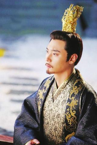 隋文帝杨坚：一个被严重低估的皇帝，结束300年乱世，却很少有人真正了解他

中国历史上，有很多名气极大的皇帝。

秦始皇统一六国，汉武帝开疆拓土，唐太宗开创贞观之治。

但如果要说“最容易被低估”的皇帝，隋文帝杨坚一定排得上号。

很多人提到隋朝，第一反应往往是“二世而亡”，再加上隋炀帝的负面形
