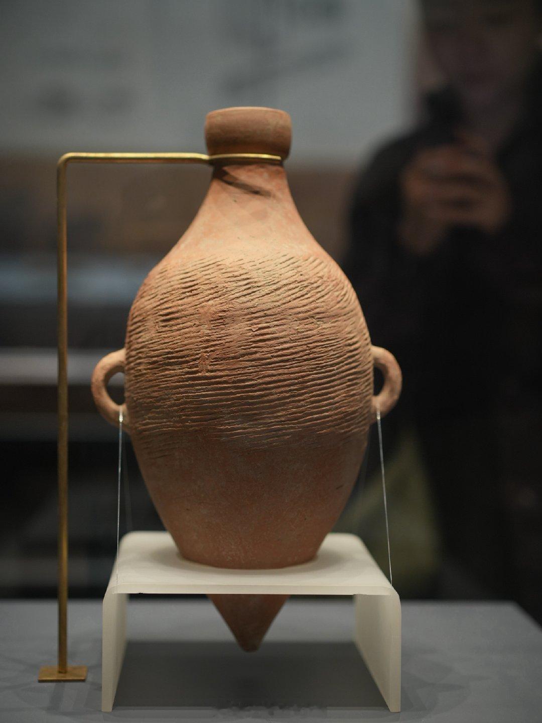 我真的低估铜川博物馆了！

本来以为只是小小的地级市博物馆、展品很少，发现内容丰富度完全超出预期～

馆内藏有多件重磅镇馆之宝，我印象最深的就是红陶双耳尖底瓶和唐代玄奘佛足印刻石！

课代表给大家整理好了部分的镇馆之宝👇

✅ 红陶双耳尖底瓶｜仰韶文化
距今六千多年，依靠重心原理自动汲水，完美展现远古先民的生活智慧

✅ 唐代玄奘佛足印刻石
铜川官方头号镇馆之宝，国内稀缺的玄奘相关石刻遗存，历史价值极高。

✅ 商代饕餮纹青铜鼎、商代卜骨残片
见证渭北商代青铜工艺与早期甲骨文字，千年历史底蕴十足。

✅ 西周甬钟、唐代三彩天王俑、汉代长生无极瓦当
跨朝代精品馆藏，完整呈现铜川千年文明积淀。

‼️最难得的是，这里不只有古代文物！

展厅超大篇幅展示耀州窑、煤矿文化、咸铜铁路。从史前彩陶、唐宋耀州青瓷，到近代工业发展，完整串联起铜川从古至今的城市故事，内容特别立体。

尤其是耀州窑展区，作为北方青瓷代表、古代贡瓷名窑，千年窑火不息，标本、窑具、精品瓷器齐全，是铜川最亮眼的文化名片。...