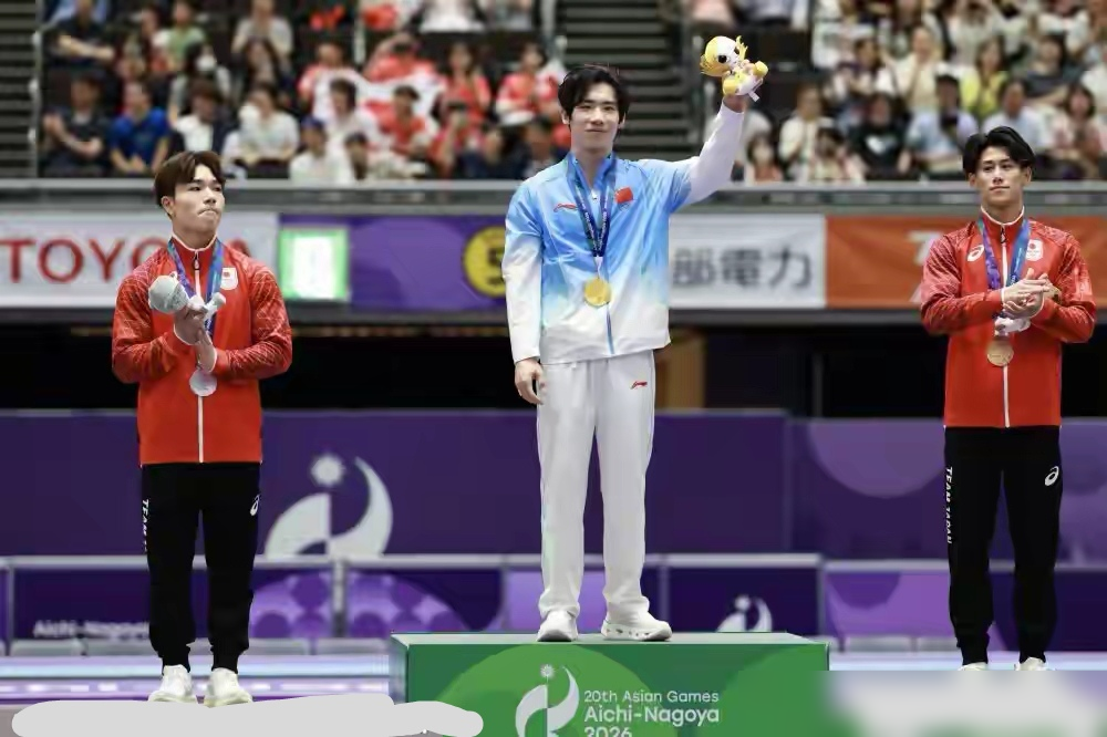张博恒一个人，把日本两届奥运冠军全摁下去了。
亚运会体操男子全能，赢得没悬念。这种硬碰硬的金牌，比刷一堆预赛纪录有分量得多。
可开幕式旗手不是他。
覃海洋、杨力维，行不行？当然行。但你要说张博恒不够格举个旗？我不信。
一个泳池里封神，一个球场上带队。体操这位，是实打实在打分项目上，把裁判能操