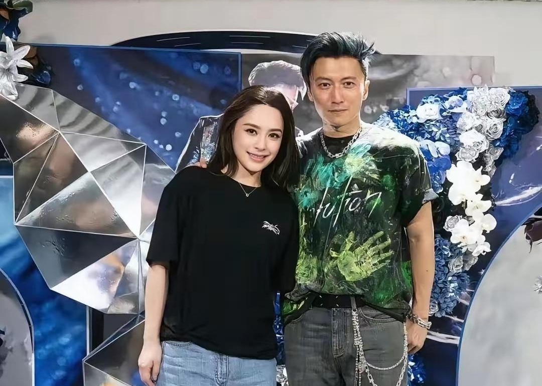 看男人到底在乎谁，别听他嘴上说什么，看他合照时的肢体语言就行了，谢霆锋就是个活生生的例子。
之前那张合照里，锋哥单手插兜，胳膊随意搭着阿娇，身体还微微往女方那边倾斜，那随性洒脱的劲儿，CP感简直拉满。

可霍汶希往他旁边一站，好家伙，谢霆锋插兜的手立马抽出来，腰板挺得笔直，瞬间跟阿娇拉开了安全距离。