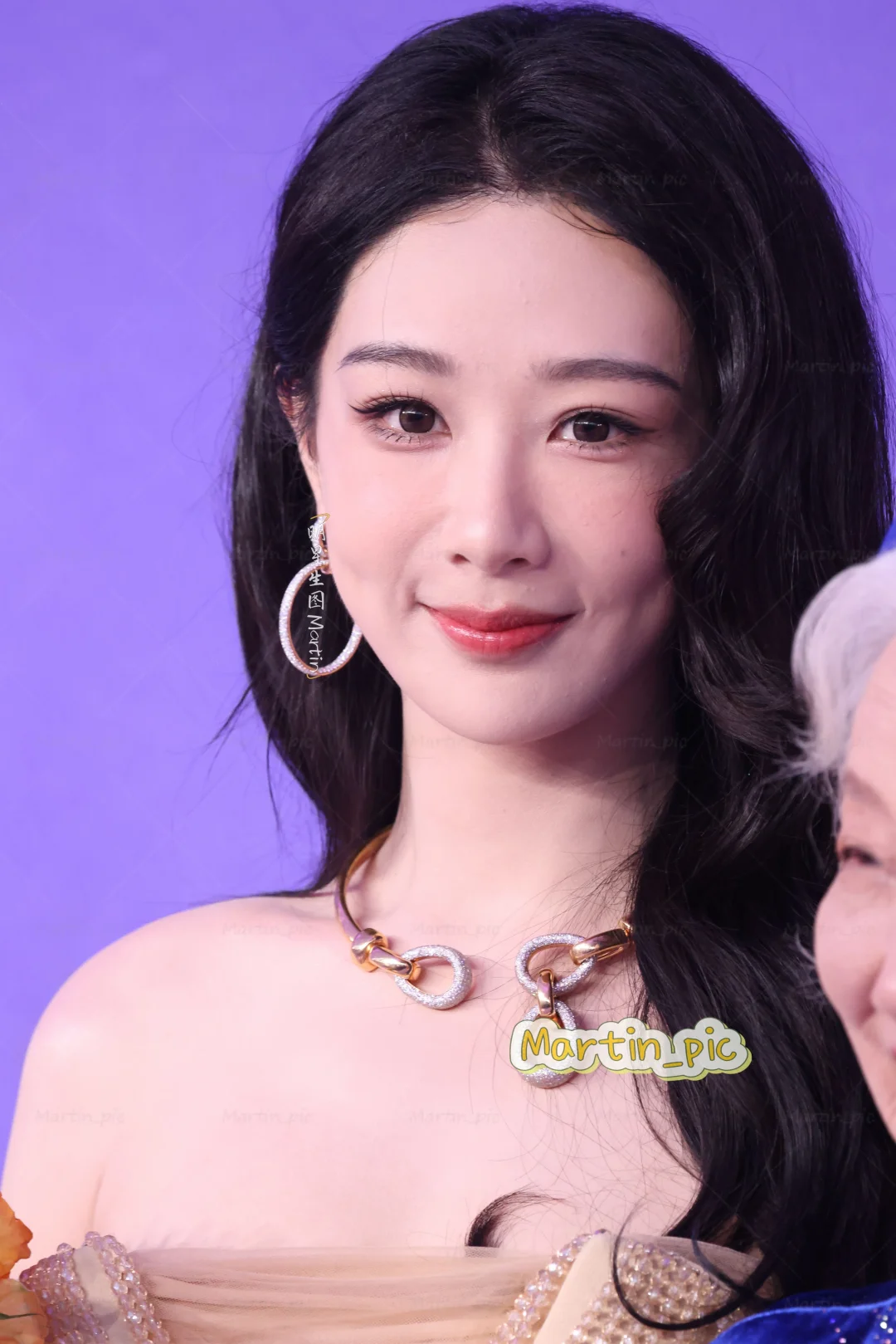 杨紫百花奖红毯生图 温柔要溢出来啦～