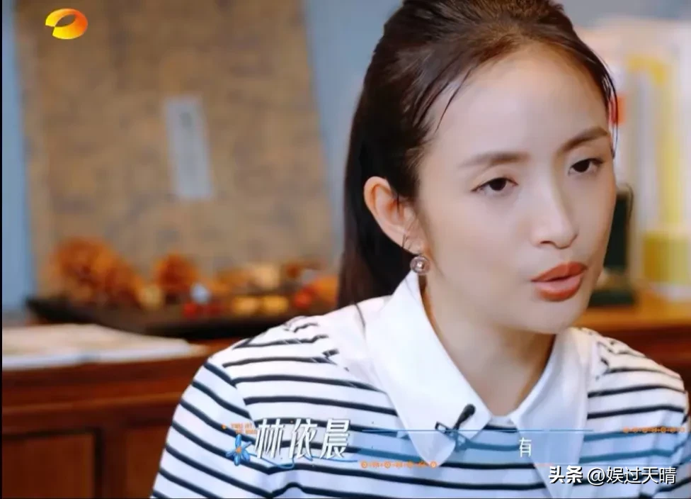 《花儿与少年》的导演问嘉宾们：“你们在网上看到过花少偶数季和奇熟季的说法吧？”

林依晨：“有，你这样讲我好紧张啊。”

王星越：“我不知道，但我觉得应该不会差到这种境界吧？”

邓为：“我第一次听说。”

吴君如：“不需要有矛盾吧？”

殷桃：“是我想的太简单了吗？”

周冬雨：“挺忐忑的，大家都