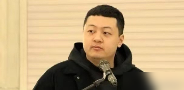 韩德君退了，辽宁男篮反手把比赛干成了百米冲刺。
乌戈直接掀桌子，不跟你磨阵地了。全队疯跑，抢断完就往前甩，22比13那种一波流，靠的就是比你多喘两口气的腿。
12个人轮着上，赵继伟终于不用场场40分钟往死里扛。库珀、爱德华兹带着李虎翼、付远旭这帮小孩满场飞，老将坐着歇，分差还蹭蹭涨。
内线没厚