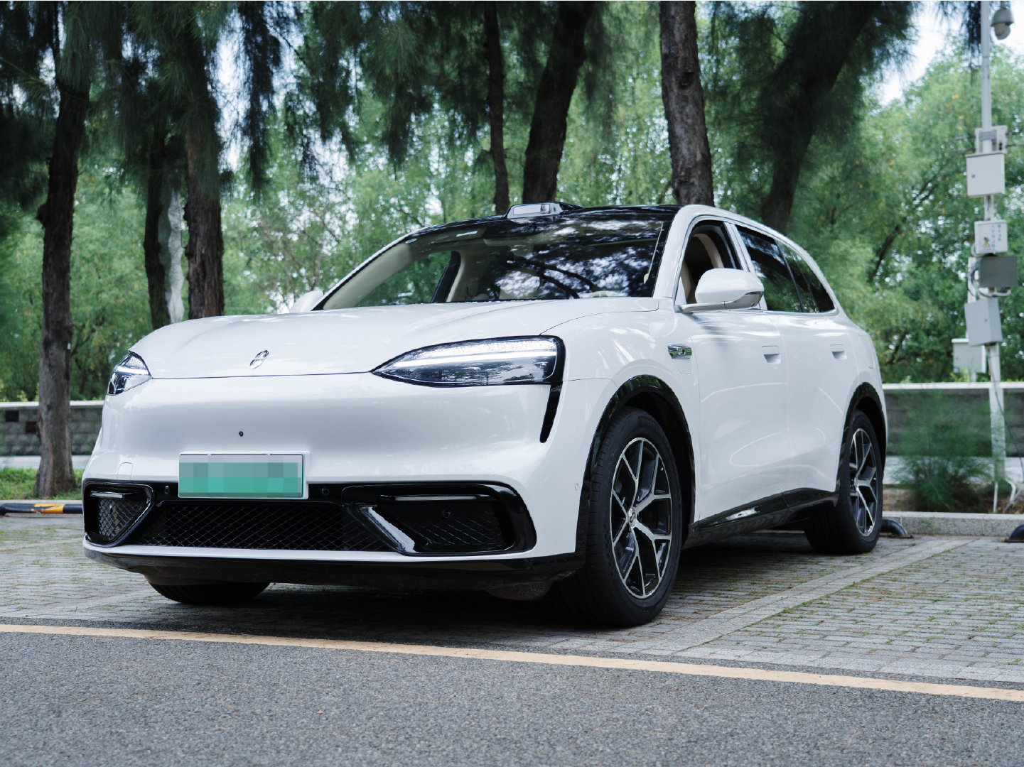 年轻人想买SUV，追求大空间、智能化，还想要续航强的，可以选问界M6，比较均衡~ ​
