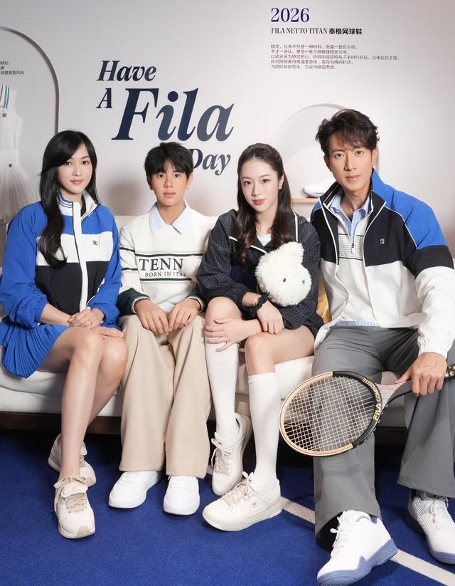 吴尊一家四口同框，曾经的软乎乎的小朋友，已经长成少男少女，一家四口同时出镜，颜值体态都在线，一家人身穿网球服，松弛感拉满。一家人对运动的热爱，溢于言表。