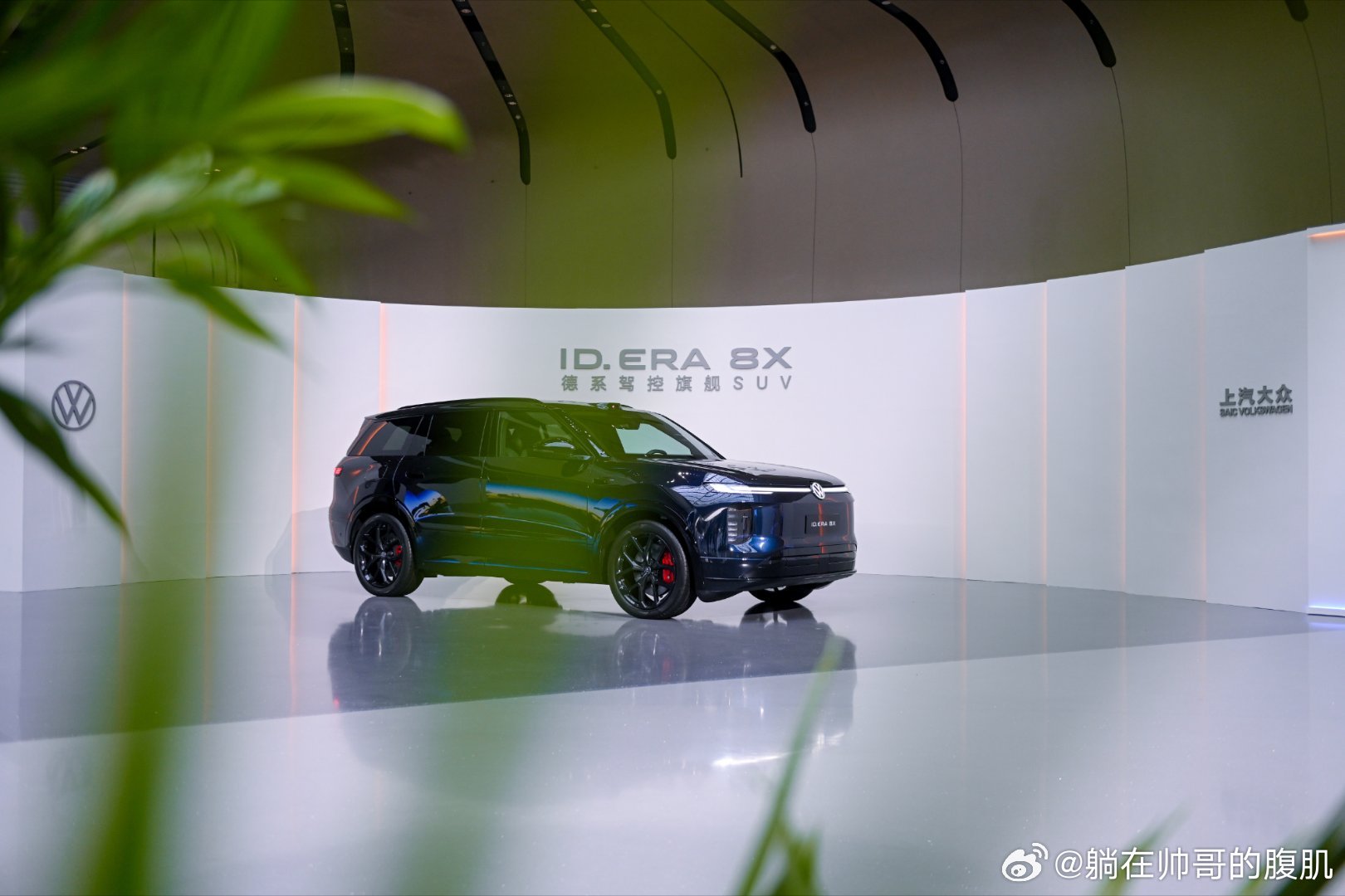 #行业首次车辆飞坡撞击电池包直播##李治廷的新搭子8X 20.68万起夯爆了#   ID. ERA 8X

作为一个观望电车很久的普通人，选车这件事，纠结了快一年了✨。身边朋友有的早早换上电车，日常通勤省钱又安静，每次坐他们的车，都忍不住心动；可每当夜深刷到新闻，心里那层顾虑又会冒出来😔。我最 ​