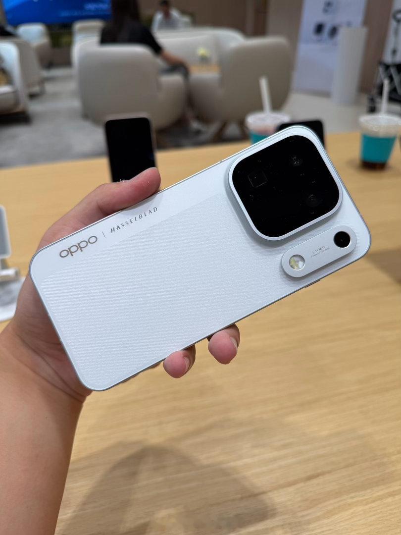 老牛屋遇到OPPO做活动，新款的FIND X10 PRO MAX，哈苏哦！还有一款折叠屏[阴险]
#OPPO发布会# ​