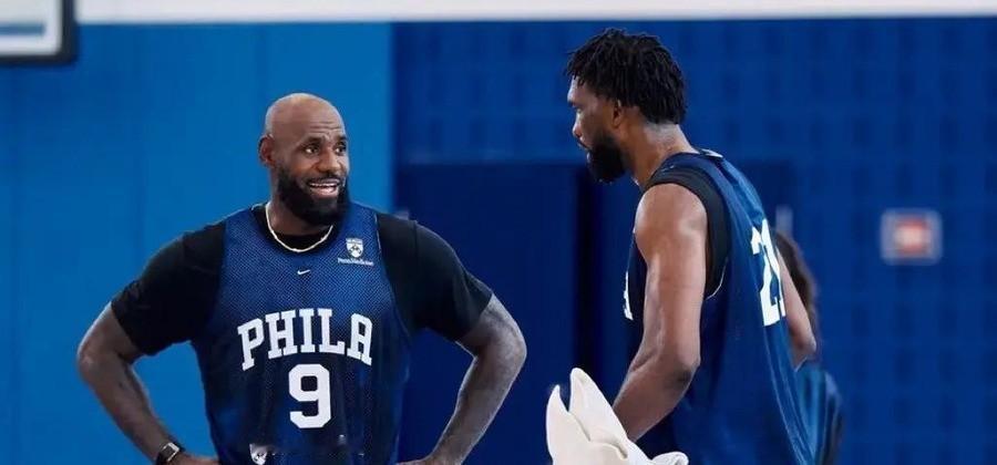恩比德这支76人，休赛期凑了36次全明星、5座MVP、5座FMVP，第一场季前赛打完，四个中锋伤了三个，剩下恩比德，他过去三年只打了96场，出勤率39%。
先看恩比德这三年的出勤。2023-24赛季打了39场，2024-25赛季打了19场，2025-26赛季打了38场。三年加起来96场，平均每年32