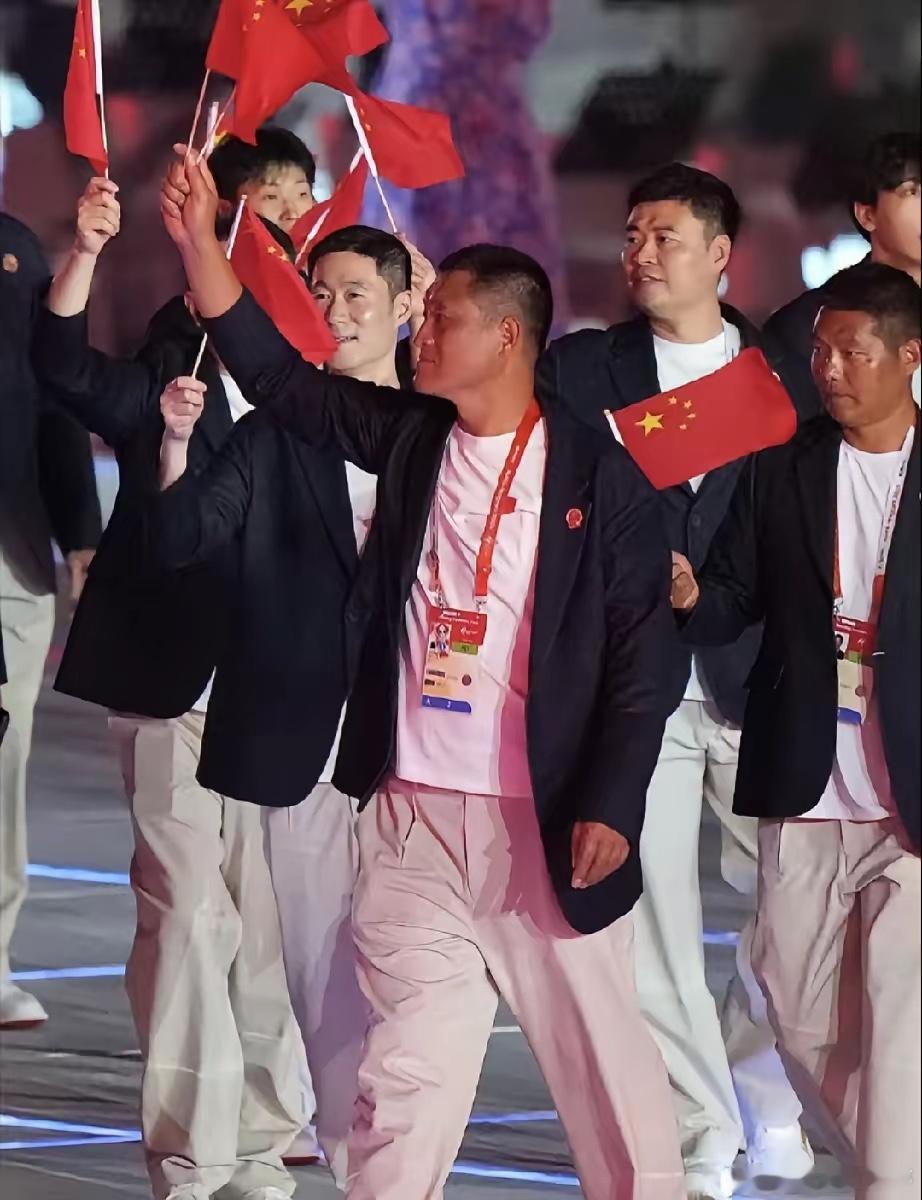 王励勤参加了亚运会开幕式，其他人缺席。
国乒主力缺席了澳门冠军赛，全力备战名古屋亚运会，王励勤也非常重视大赛。赛前自备了一些物资，带到日本，确保万无一失。这次亚运会开幕式，国乒全员没参加，王励勤代为参加开幕式。
场中，王励勤手持国旗，挥舞旗子，面带微笑。
预祝国乒取得好成绩！#亚运会 ​