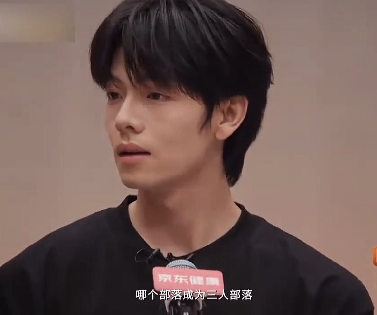 在《披荆斩棘》的舞台里，曾辉妥妥是全队的团宠，性格讨喜，哥哥们都格外偏爱他。

他心里一直很喜欢小沈阳，选歌时特意挑了《爱的主打歌》，想唱给小沈阳听。尽管演唱时有些跑调，小沈阳在一旁听得挤鼻子瞪眼，表情十分有喜感，场面特别有趣。

可大家都能感受到曾辉满满的诚意。唱功好坏暂且不论，这份勇敢表达心意的