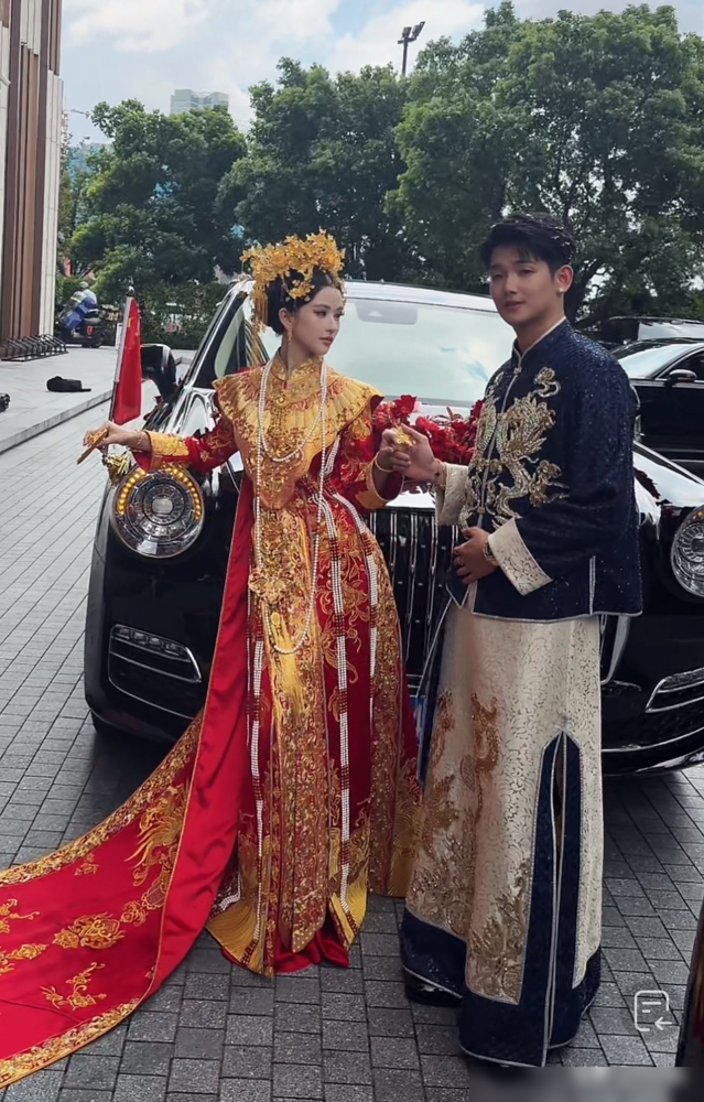 梅尼耶大婚，痞幼居然以伴娘身份出席了！
之前俩人合作拍了三年暧昧段子，攒了大几百万CP粉，全网都默认俩人是隐恋情侣。
双方今年三月早就公开辟谣，说暧昧全是工作需要，梅尼耶那时候就公布了和未婚妻的备婚计划。之前热舞传不合、求婚没同框说闹掰，全是网友脑补的戏。
分清楚人设和现实，守得住社交边界，这