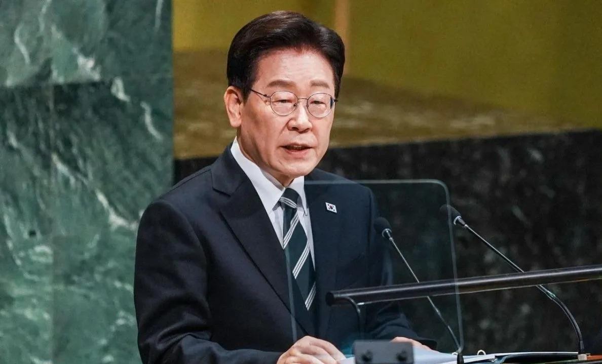 泽连斯基在联大发言里公开承认把两名朝鲜战俘移交给了韩国，李在明隔天就在社交平台发文表达遗憾，说双方事先约定不公开。这事最有意思的地方在于乌方的回应：乌克兰是一个开放国家，秘密移送战俘反而可疑。这话听着体面，但翻译过来就是——我们觉得可以公开，你们觉得不该说，那是你们的考量。李在明生气不是没道理，他担