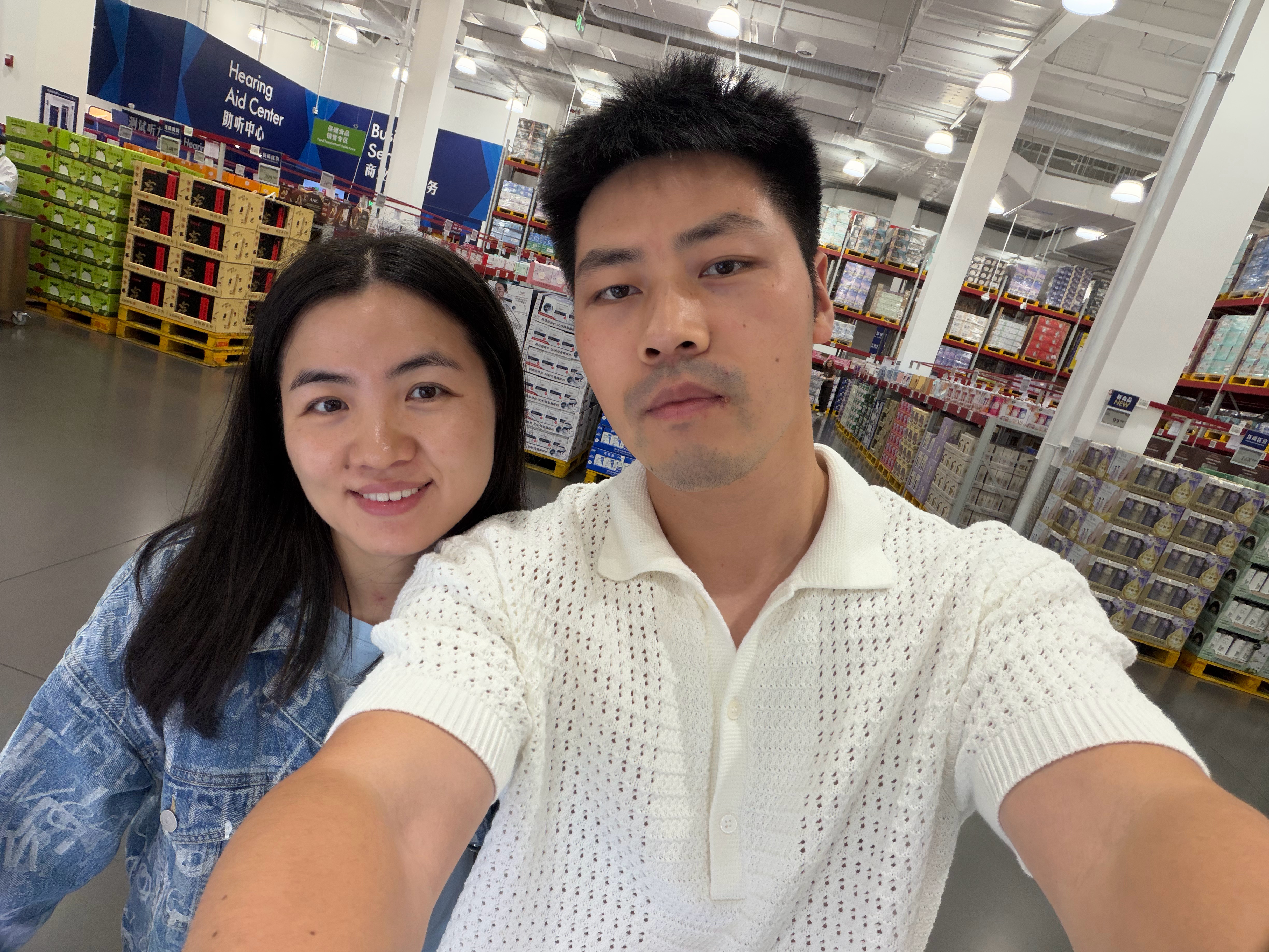 生活就是工作 工作就是生活！这是我俩持续这么多年的状态！从零开始一步一步积累 对接过几万个客户 什么样的客户都碰到过什么样的难事都处理过 成长就是不断的碰到问题不断处理问题的过程！前些年每天都在高强度的处理安排事情 以至于笑容越来越少！今儿这张笑的就不错~
（照片来自 山姆展台上的iPhone ​