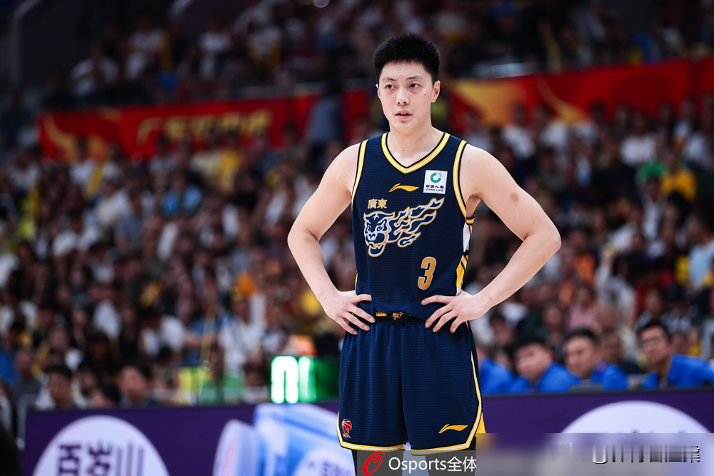 5投0中，胡明轩的左膝，藏着杜锋黑脸的秘密。   赛后，杜锋甩手离场...