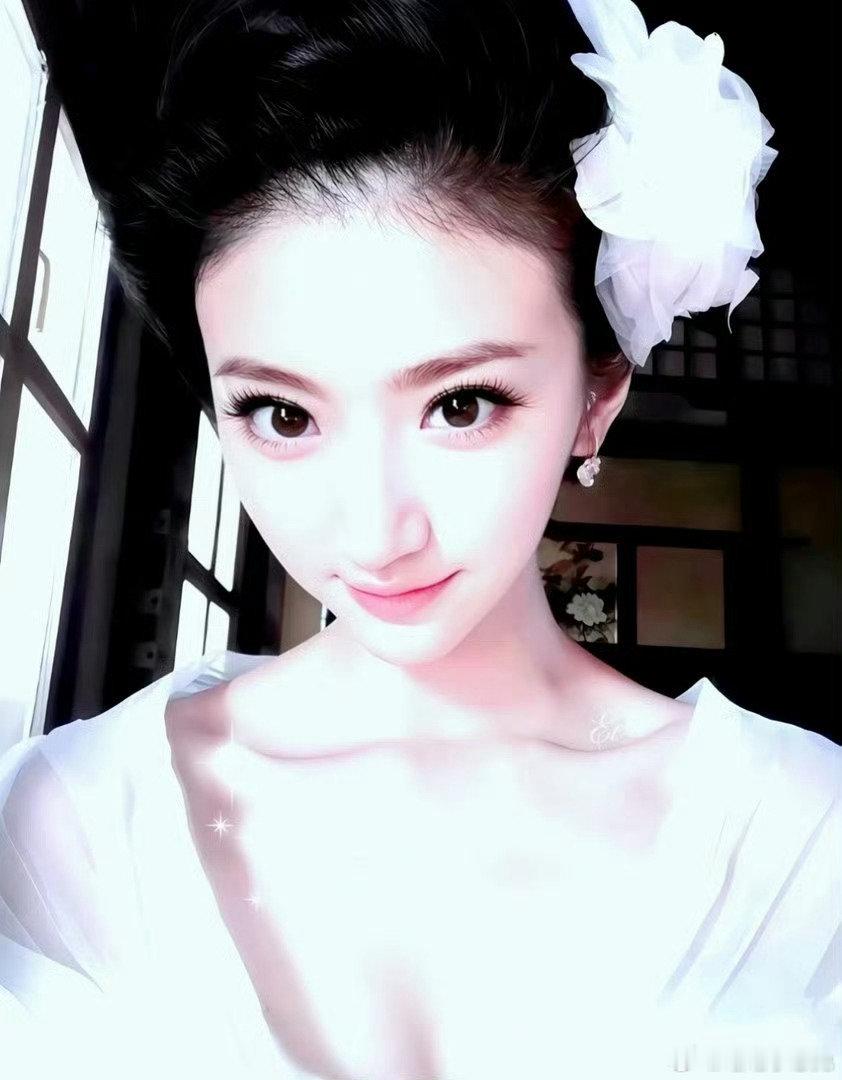 早期的景甜vs现在，一如既往的美丽呀！
真是妥妥人间富贵花啊！怪不得孙宇辰对她如此痴迷念念不忘！但爱人如养花，有些人养不起就不要想毁灭 ​