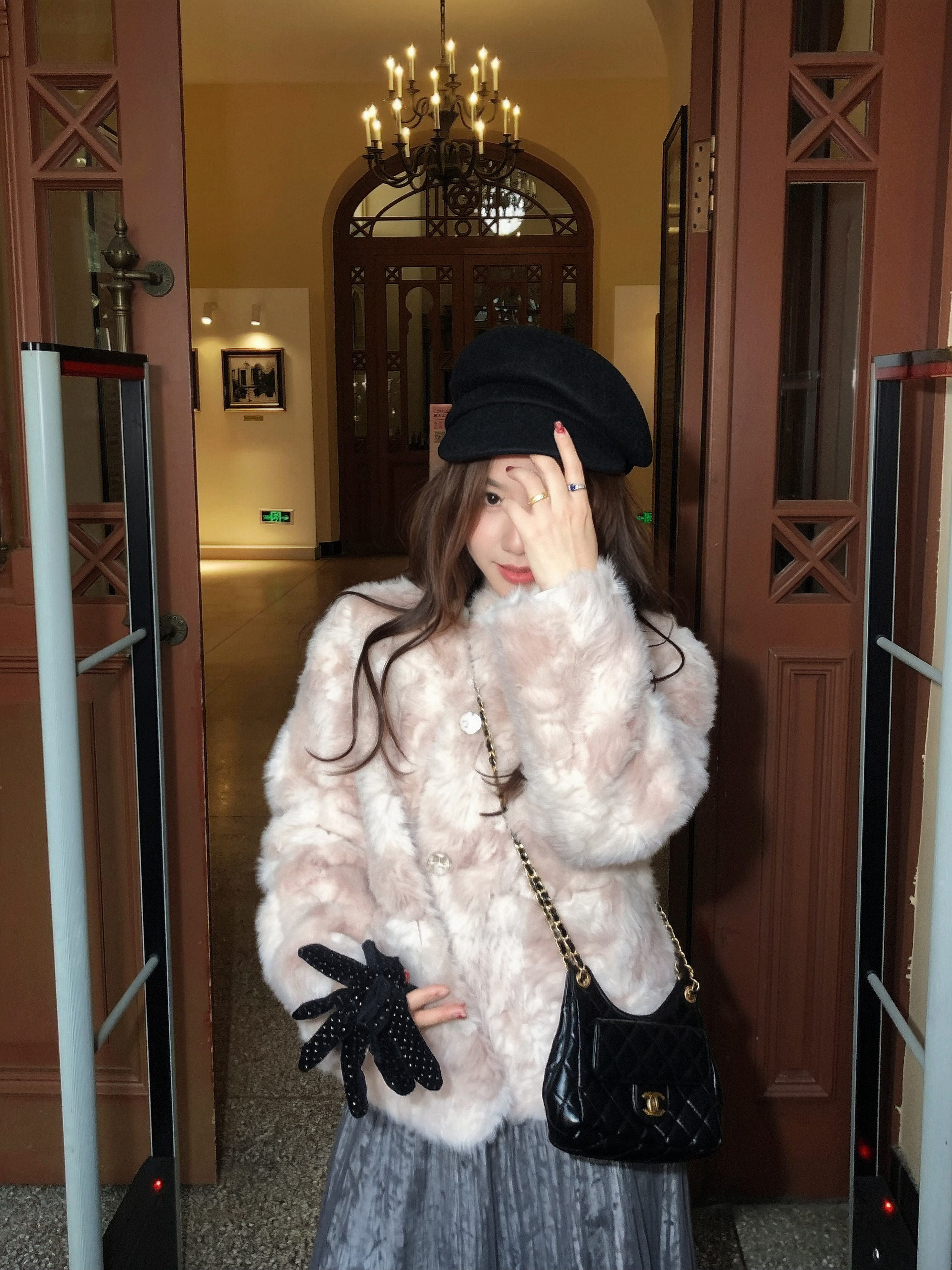 zpz里1⃣️👭～thewangs的🐮🐮环保皮草新材料再次登场了对标稀缺雾粉升级小湖羊～低饱和度～颜色绝美～不用找～面料市场暂未投放～600克的可能会有些劣的，1100克高品控+刷花刷到这么立体逼真的没有～图234都是我们当时做这块料时的一些发想，这种浅雾粉今年真的低调又时髦，巨显气色但又不引人侧目，比起那些千篇一律的黑灰白，她真的太有心意了～不太确定会不会持续出品，因为工艺复杂～大家看下这条信息～