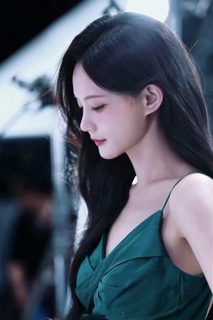 李一桐这个背，要命了 ​