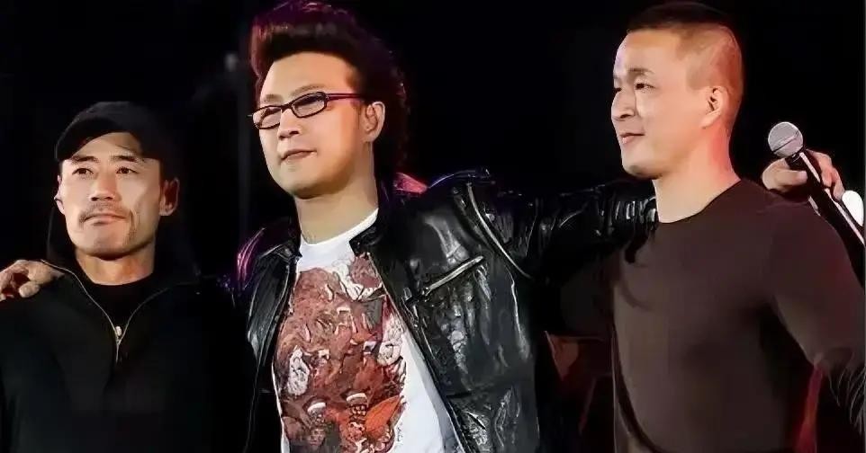为什么“旭日阳刚”爆红一年就消失了？

因为他们翻唱汪峰的歌，赚了钱却没把版权这事摆平。
汪峰当年还挺给面子，带着他们上演唱会，流量一下就飞起来了。
可红了以后接商演，靠着人家的歌挣钱，版权费却没跟上，这事就有点不讲究。
要是当初坐下来把分钱、授权、演唱这些细节掰扯清楚，唱《春天里》也不至于这么尴尬