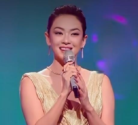 章子怡那张被骂了五个月的“肿脸”，真相是为角色硬生生吃胖了二十斤。今年三月红毯生图出来的时候，全网都在猜她填充翻车、馒化发腮，没人往“增肥”上想。直到八月她才开口，说是在曹保平新片里演一个丧子的底层母亲，从常年四十九公斤吃到五十五公斤。她说得很淡：“演员为角色服务是最基本的职业道德”。但这句话背后的