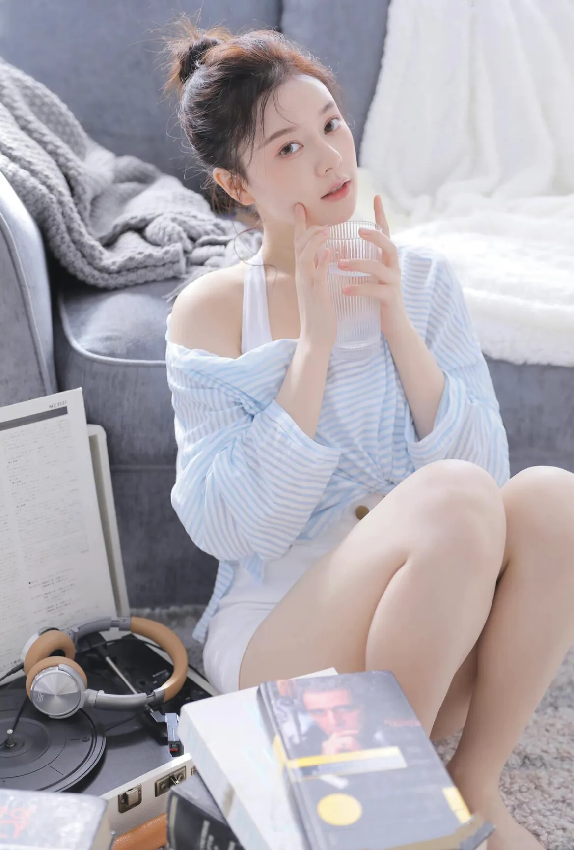 慵懒午后，咖啡相伴，悠闲时光。 甜妹