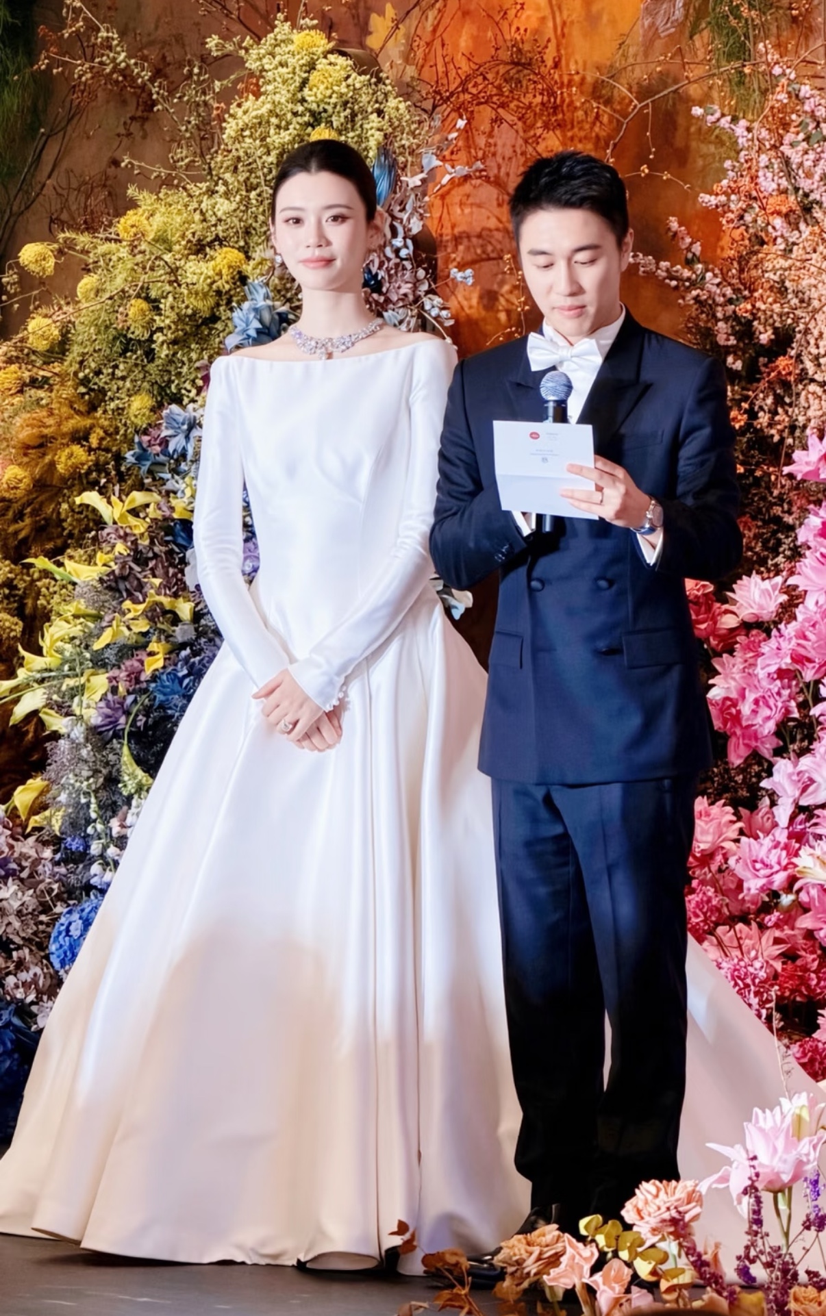 奚梦瑶何猷君澳门答谢宴再穿婚礼上的这套婚纱依旧美翻！超模的品味就是高级耐看啊
奚梦瑶 奚梦瑶大婚