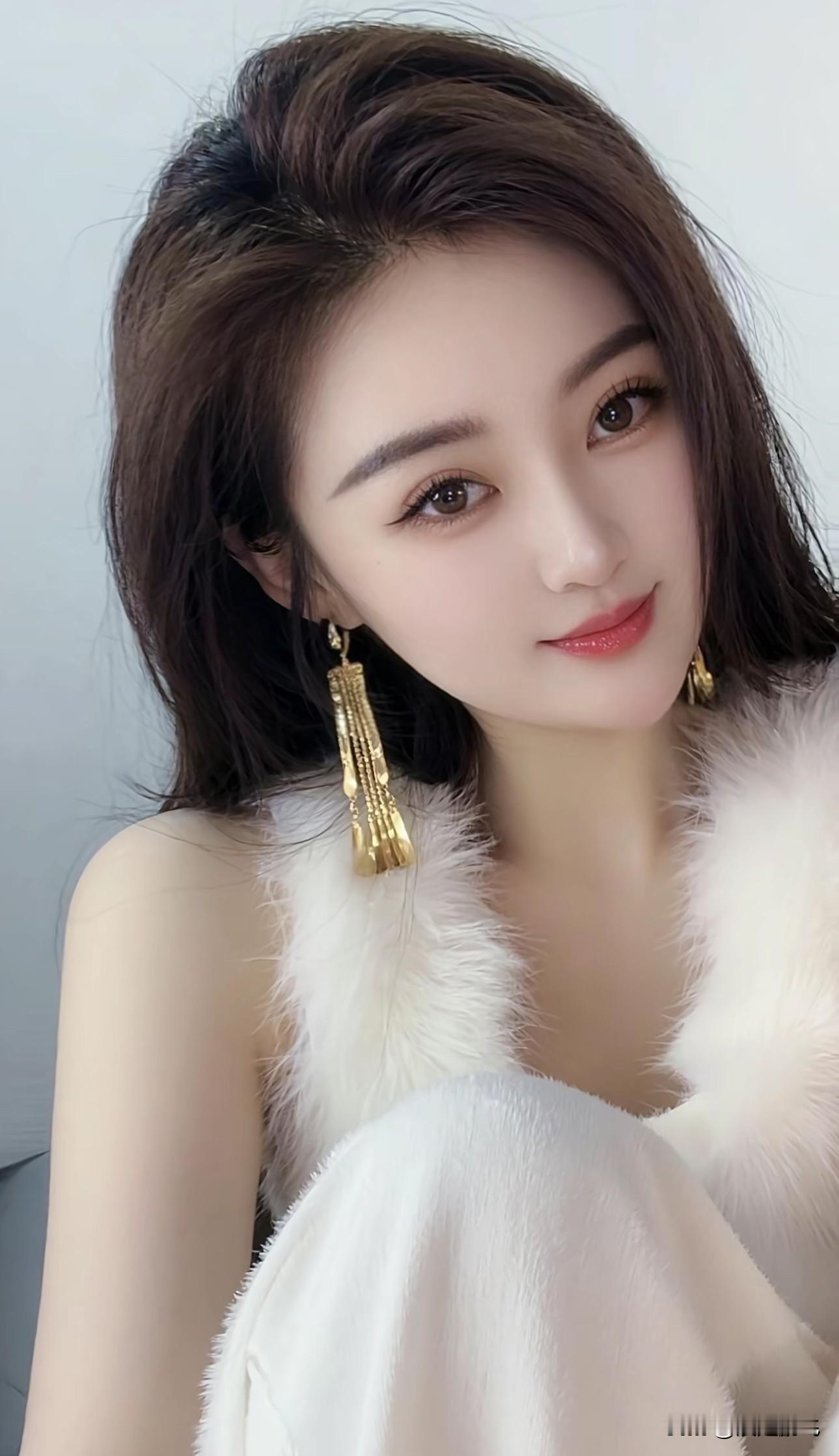 温柔甜美的冬日穿搭，毛茸茸的白色外套，搭配金色耳环，温暖又时尚！🌟💖