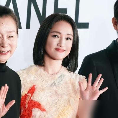 釜山红毯上，周迅穿着CHANEL 2026春夏高定全球首穿，走过去了。
第二天记者会，她哭了。不是演戏，是真绷不住了。
她说角色身边有很好的朋友，不久前还开开心心，一转眼人就没了。说到这，眼泪直接掉下来。她讲，演员的功能就是去复制生活里最真实、最强烈的细节。
《初次尝到寂寞》是釜山主竞赛唯一华