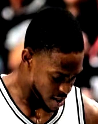 什么叫一人改变一支球队？文班亚马告诉你答案。    马刺客场对开拓者...