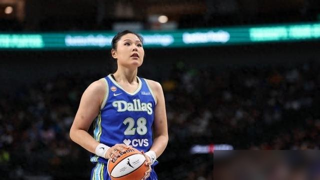 李月汝回山西了，穿28号，但不是你想的那种“回家打球”。
她是分阶段参赛，打一半还得飞美国打那个Unrivaled三人联赛。说白了，两头跑，哪头都不放。
俱乐部官宣写得很体面，可明眼人都看得出来，这不是养老合同，是精确到天的短期合作。更扎心的是，她9月刚因为护照在美国邮寄丢了，错过世界杯报名。